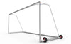 Schuin achteraanzicht van het verplaatsbare aluminium voetbaldoel. Robuust ontwerp met zijwielen voor eenvoudig transport.