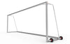 Groot aluminium voetbaldoel met geïntegreerde wielen voor eenvoudige verplaatsing. Ideaal voor clubs en sportverenigingen.