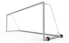 Zijaanzicht van het grote aluminium voetbaldoel 732x244cm met wielen. Stevig, weerbestendig en geschikt voor professioneel gebruik.