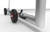 Close-up van het verplaatsbare aluminium voetbaldoel met stevige rubberen wielen. Ideaal voor flexibel gebruik op sportvelden.
