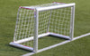 Aluminium mini voetbaldoel van 120x80cm op een grasveld. Stevig en weerbestendig ontwerp, ideaal voor tuin en training.