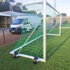 Calzio Elite 500 voetbaldoel met wielen, 500x200cm, geplaatst op een grasveld, ontworpen voor eenvoudig transport en duurzaamheid.