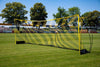 Quickfire groot voetbaldoel - 732x244cm op grasveld met gespannen net, ontworpen voor duurzaamheid en eenvoudig opbergen.