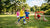 Een mini voetbaldoel met jonge kinderen die enthousiast aan het spelen zijn op een grasveld.