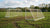 Een set verplaatsbare voetbaldoelen op een grasveld, klaar voor een training of wedstrijd.