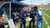 Een dugout met coaches en spelers die strategische gesprekken voeren tijdens een wedstrijd.