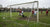 Een groot voetbaldoel op een veld tijdens een wedstrijd in het amateurvoetbal. Achtergrond publiek die komt kijken