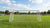 Een stevig voetbaldoel met netten, witte verf, en duidelijke kenmerken zoals stangen en bevestigingspunten.