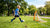 Mini voetbaldoelen staan klaar op een grasveld met een paar spelers in de achtergrond die zich voorbereiden op een wedstrijd.