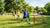Mini voetbaldoelen van kunststof in verschillende formaten, geplaatst op een grasveld met spelers op de achtergrond.