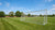 Stalen en aluminium voetbaldoelen staan naast elkaar op een grasveld, met een heldere lucht op de achtergrond.