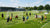 Spelers trainen met verschillende soorten doelen op het veld tijdens een oefensessie.