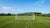 Een close-up van de fundering en verankering van een voetbalgoal op een grasveld.