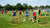 Voetballers oefenen hun dribbelvaardigheden met meerdere kleine doelen op een trainingsveld.