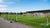 Vaste en verplaatsbare voetbaldoelen op een veld, ideaal voor training en wedstrijden.