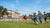 Een voetbaldoel op een schoolplein, omgeven door kinderen die samen spelen en schieten op het doel.