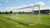 Voetbaldoelen stevig verankerd in gras, met verschillende bevestigingsmethoden eromheen zichtbaar.