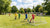 Verplaatsbaar voetbaldoel op een grasveld, met een jongen die de bal schopt richting het doel.