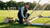 Verplaatsbare voetbaldoelen veilig vastgezet met behulp van gewichten op een trainingsveld.