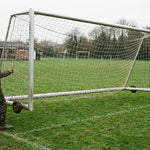 Hoe verplaats je een voetbaldoel veilig met twee personen