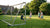 Een veilig voetbaldoel voor kinderen, stevig in de tuin geplaatst met voldoende ruimte eromheen.