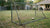 Een stevig voetbaldoel staat in een tuin, omringd door gras en een hek, met gereedschap voor bevestiging erbij.