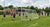 Spelers oefenen dribbelen en afwerken met verplaatsbare doelen op een veld.