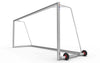 Schuin zijaanzicht van het aluminium voetbaldoel met wielen. Perfect voor trainingen en eenvoudig te verplaatsen dankzij de stevige constructie.