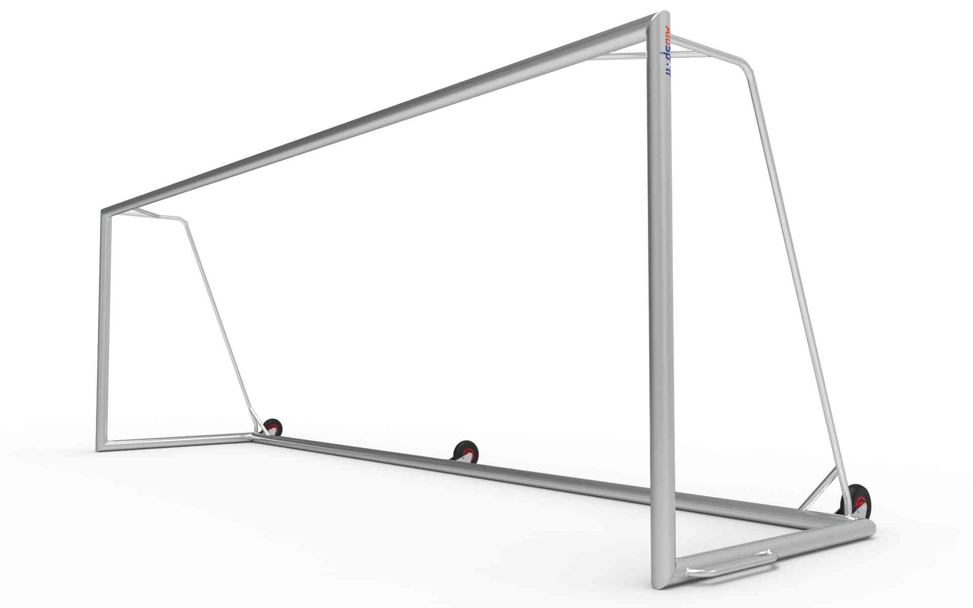 Schuin zijaanzicht van het grote aluminium voetbaldoel 732x244cm. Voorzien van drie wielen voor mobiliteit en een robuuste constructie.