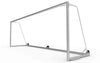 Schuin zijaanzicht van het grote aluminium voetbaldoel 732x244cm. Voorzien van drie wielen voor mobiliteit en een robuuste constructie.