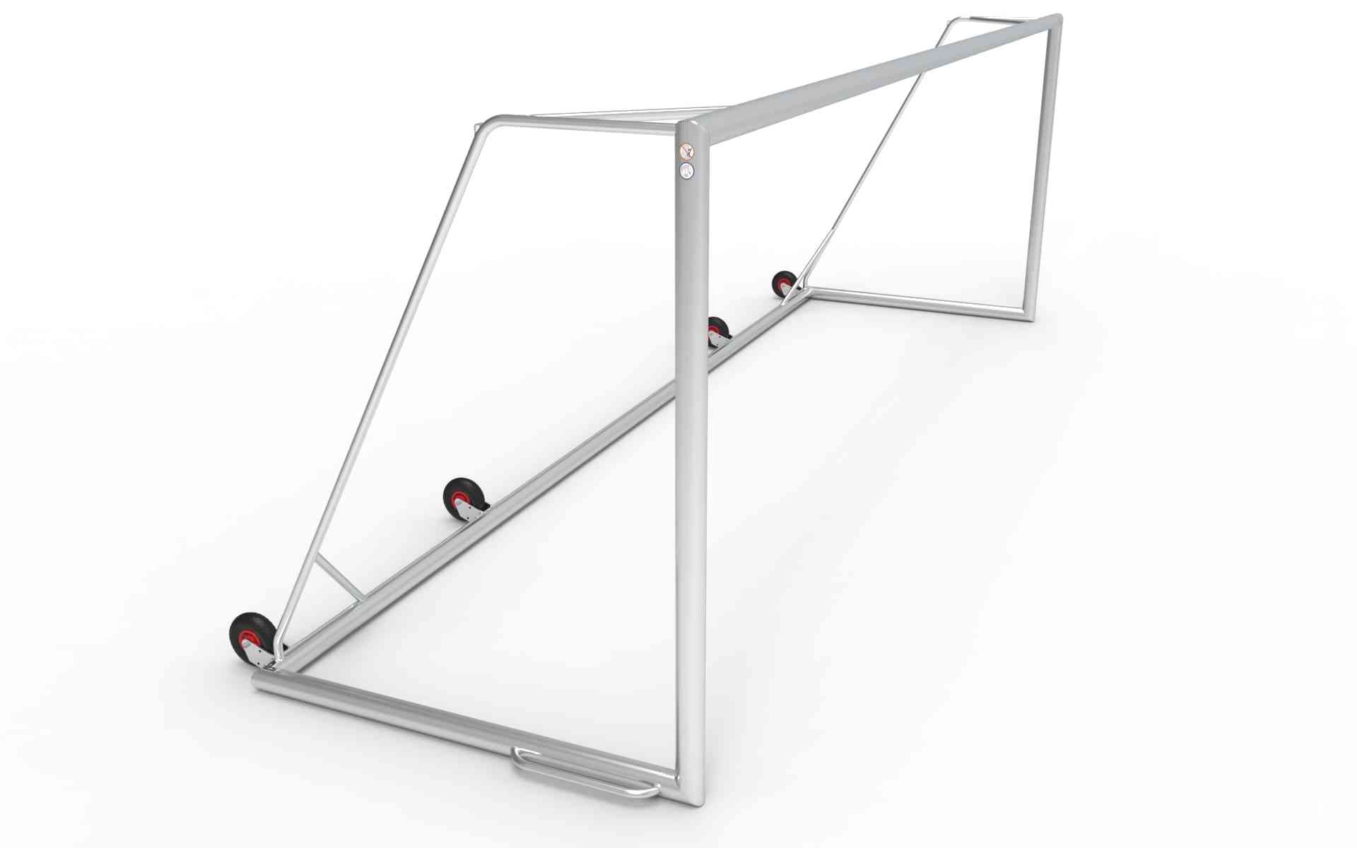 Achteraanzicht van het grote aluminium voetbaldoel met vier wielen. Robuust en eenvoudig te verplaatsen voor optimaal gebruiksgemak.