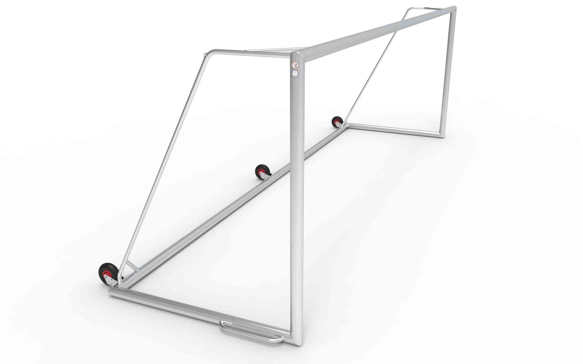 Zijaanzicht van het grote aluminium voetbaldoel 732x244cm met drie wielen. Robuust en weerbestendig, perfect voor voetbalclubs en trainingen.