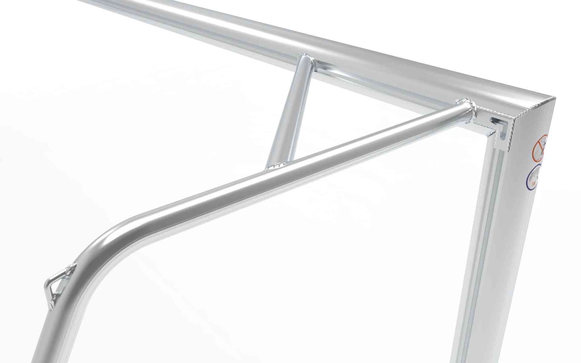 Detail van de verstevigde hoeken van het aluminium voetbaldoel. Extra stabiliteit en duurzaamheid voor langdurig gebruik op sportvelden.