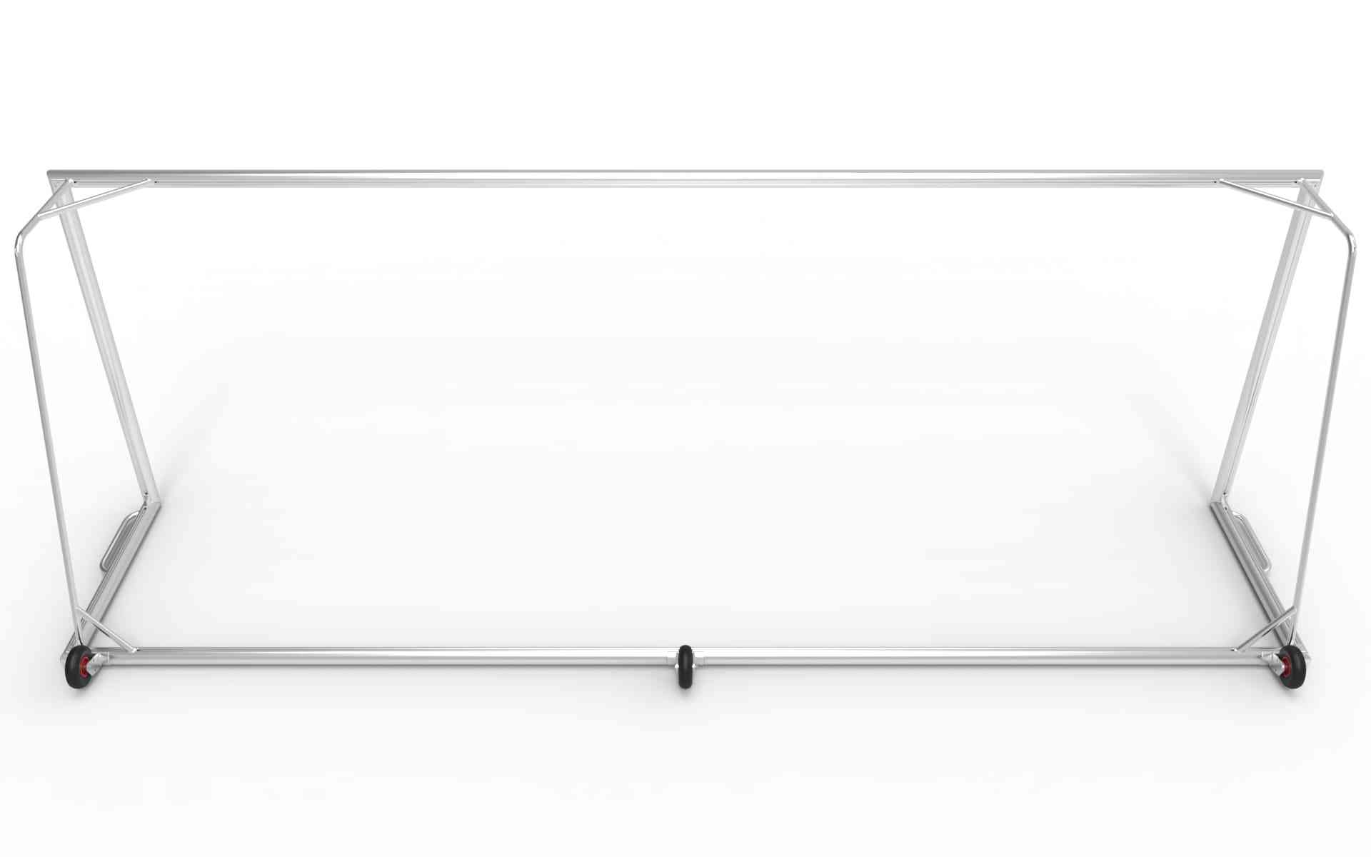 Bovenaanzicht van het grote aluminium voetbaldoel met stevig frame en drie wielen, perfect voor professionele voetbalwedstrijden.