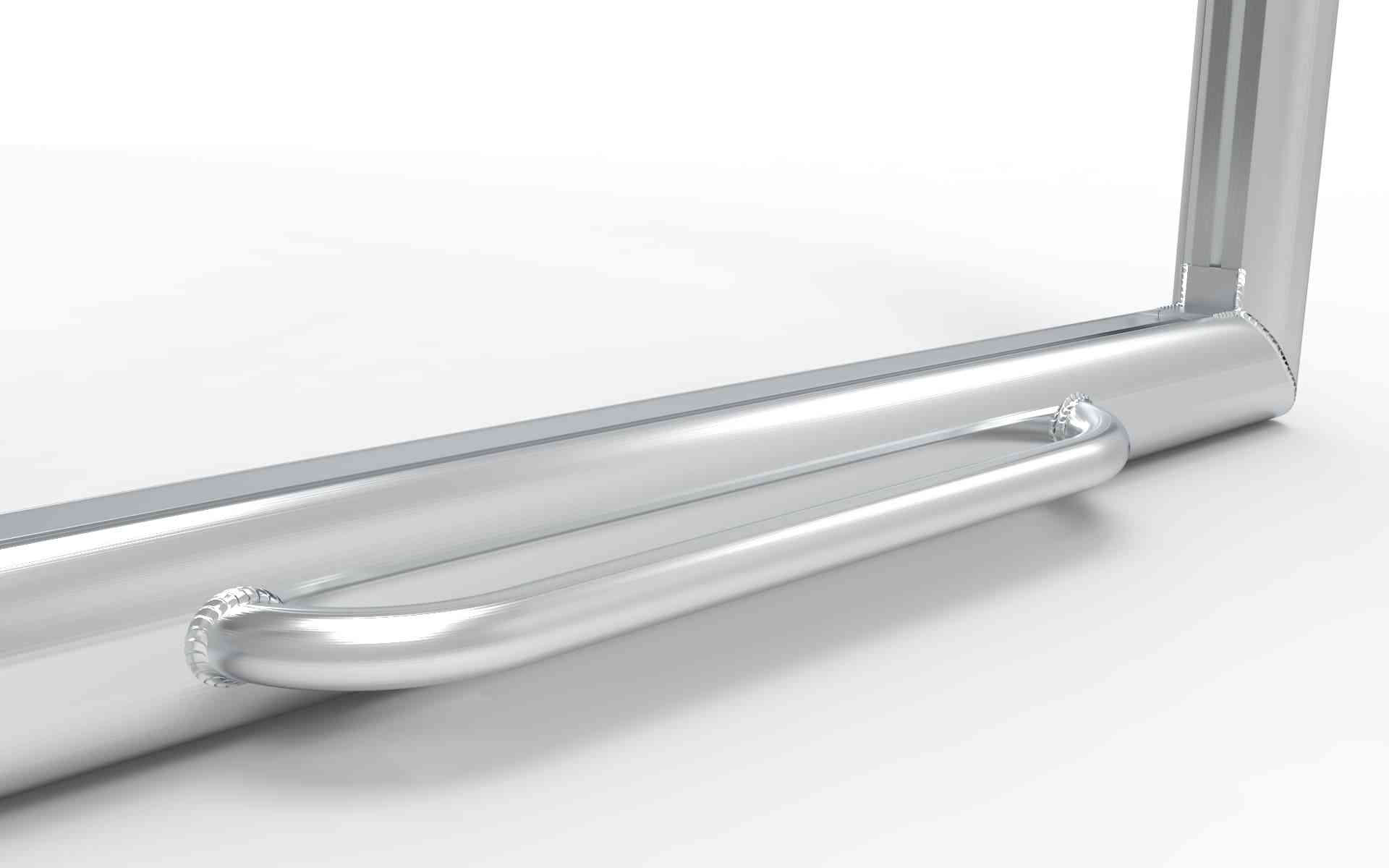 Close-up van de verstevigde onderkant van het aluminium voetbaldoel 732x244cm, met extra grip en stabiliteit.