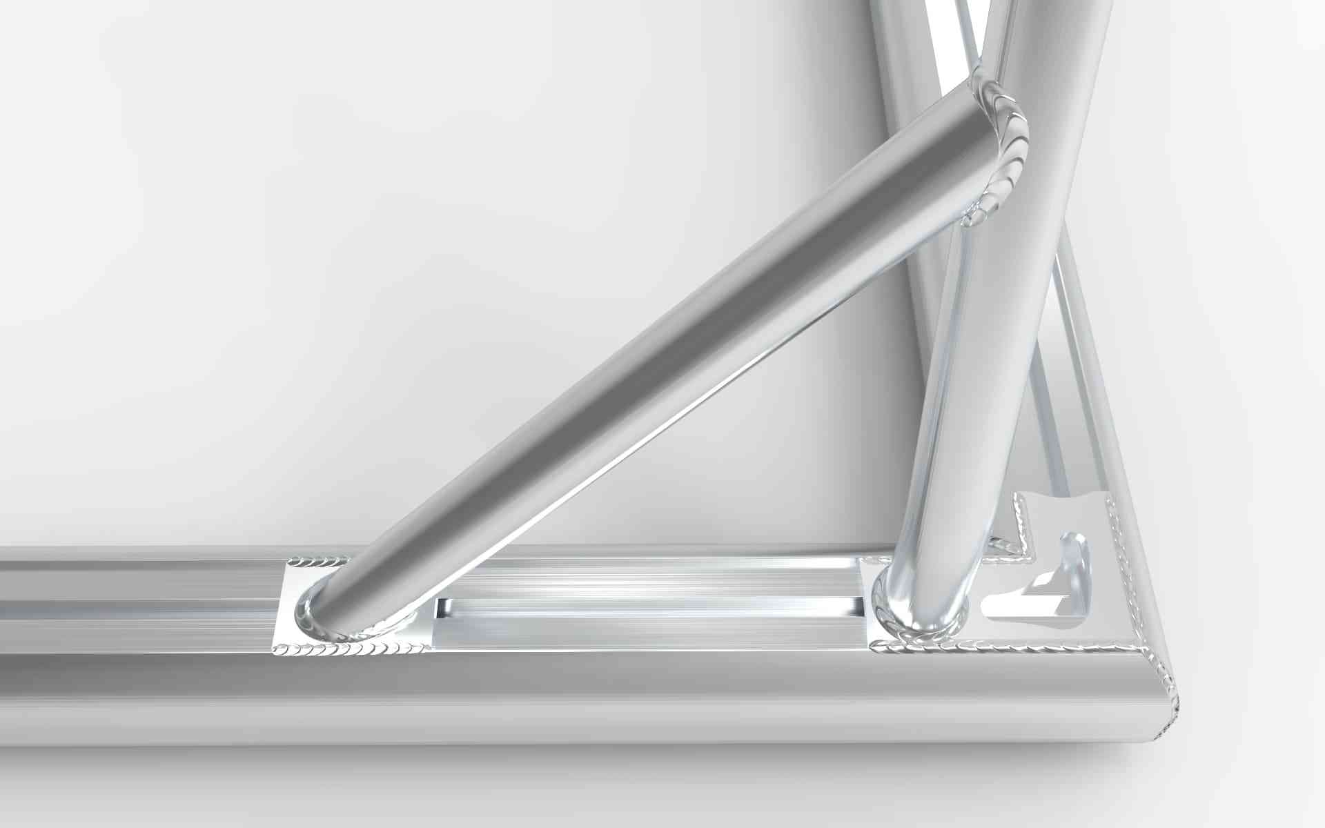 Detail van de stevige aluminium constructie van het grote voetbaldoel 732x244cm, met hoogwaardige lasverbindingen.