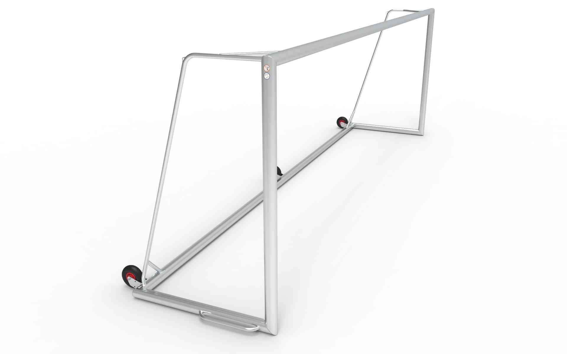 Zijaanzicht van het aluminium voetbaldoel 732x244cm met drie wielen. Duurzaam en eenvoudig te verplaatsen, ideaal voor sportclubs en velden.