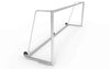 Zijaanzicht van het aluminium voetbaldoel 732x244cm met drie wielen. Duurzaam en eenvoudig te verplaatsen, ideaal voor sportclubs en velden.