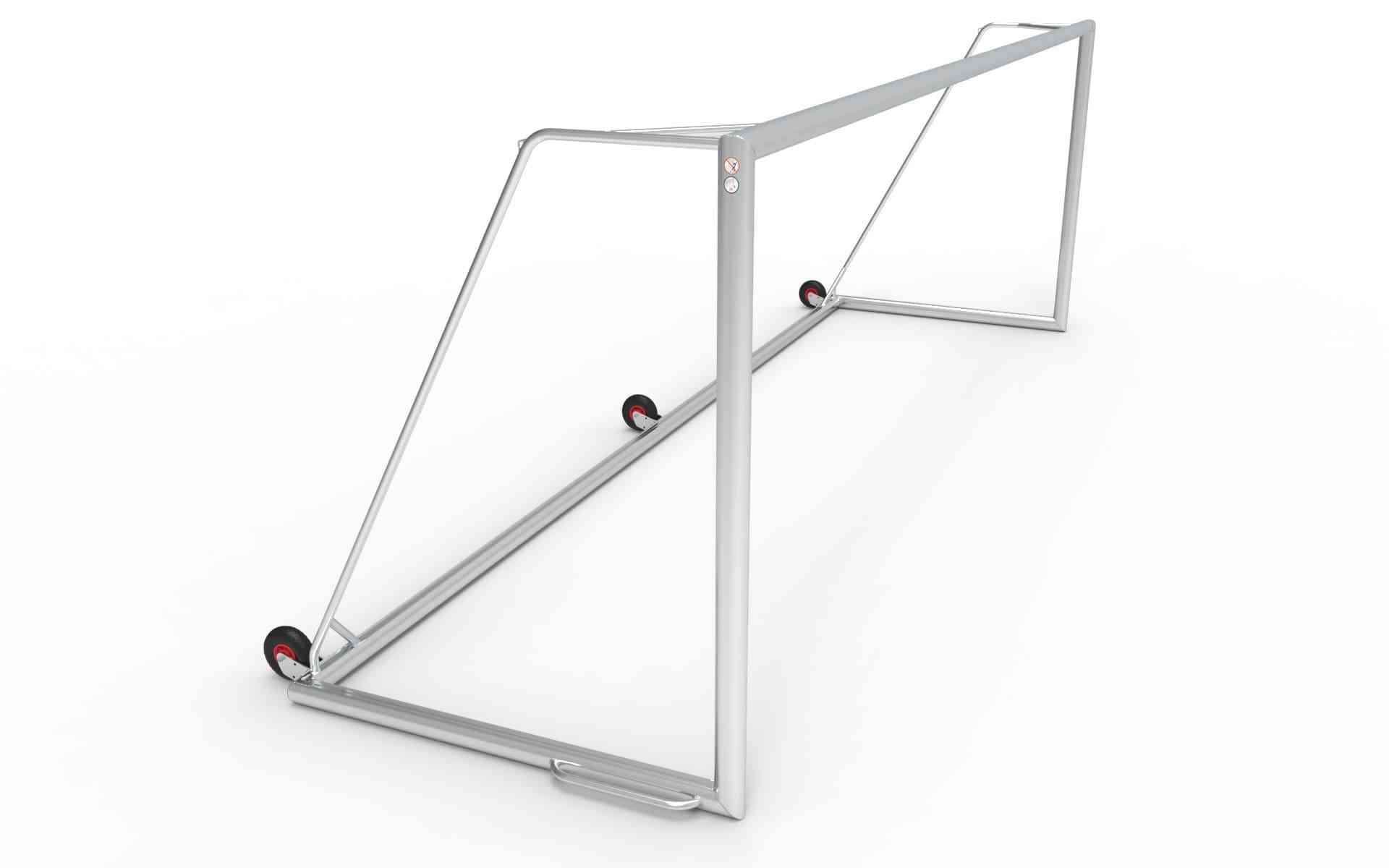 Zijaanzicht van het aluminium voetbaldoel 732x244cm met drie wielen. Lichtgewicht en weerbestendig voor langdurig gebruik op het veld.
