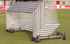 Meerdere aluminium voetbaldoeltjes van 300x100cm op een verrijdbare kar. Ideaal voor eenvoudig transport en opslag op sportvelden.