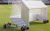 Gestapelde aluminium voetbaldoeltjes van 300x100cm op een transportkar. Handige opslag en eenvoudig verplaatsbaar voor sportclubs.