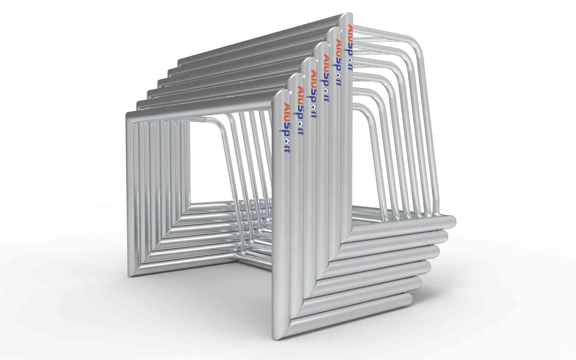 Gestapelde aluminium mini voetbaldoelen 120x80cm voor efficiënte opslag. Lichtgewicht en eenvoudig te verplaatsen voor flexibel gebruik.