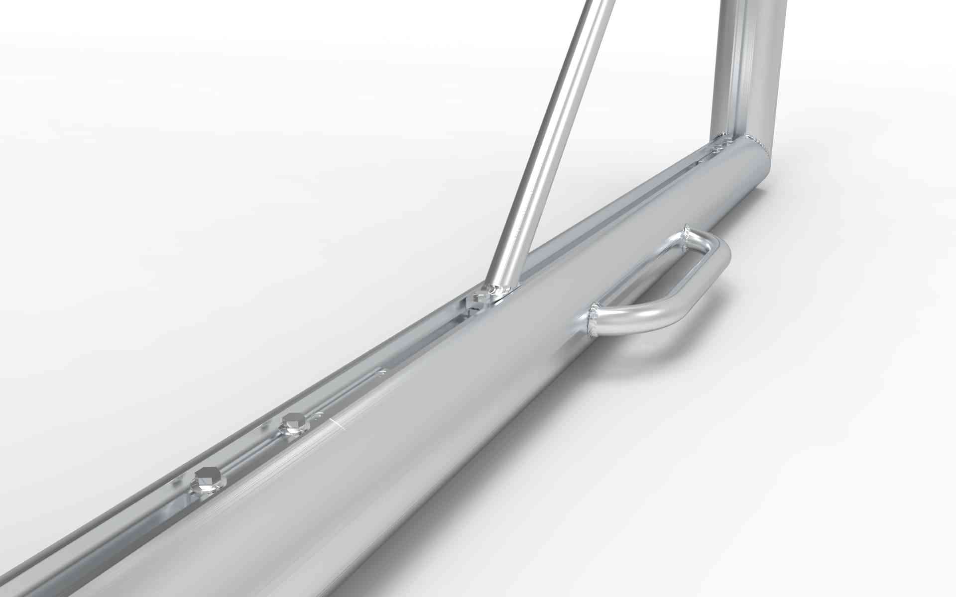 Detail van de stevige basis van het aluminium voetbaldoel 732x244cm. Voorzien van handvat voor eenvoudige verplaatsing en stabiliteit.