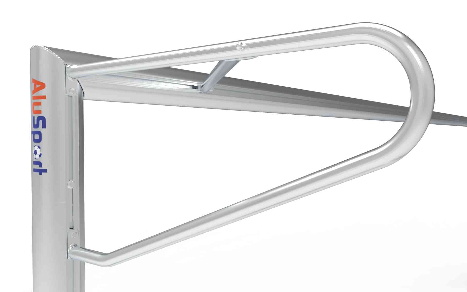 Close-up van de hoekconstructie van het aluminium voetbaldoel 732x244cm. Extra versteviging voor maximale duurzaamheid en stabiliteit.