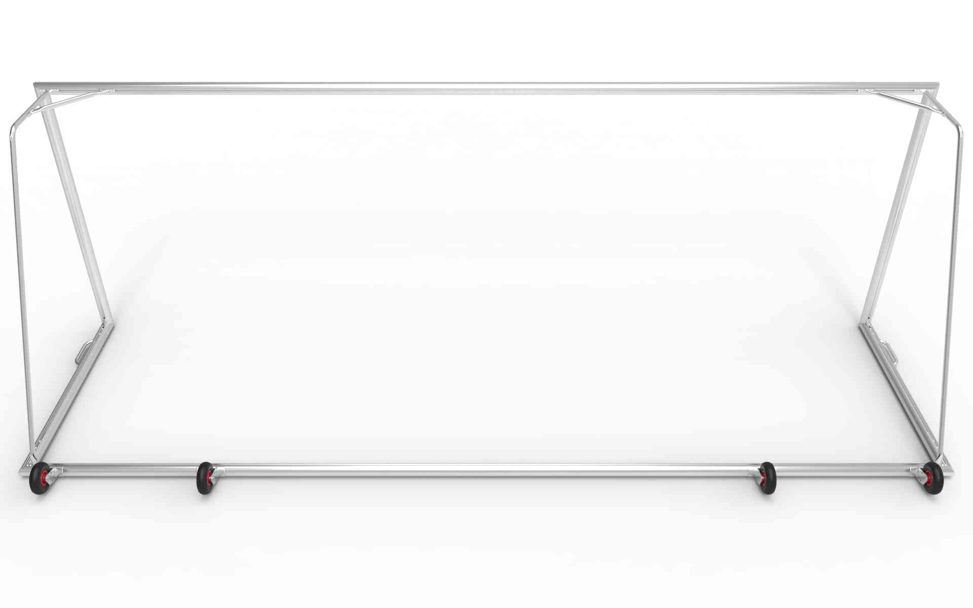 Vooraanzicht van een groot aluminium voetbaldoel (732x244cm) met vier wielen. Robuust ontwerp voor professioneel gebruik op het veld.