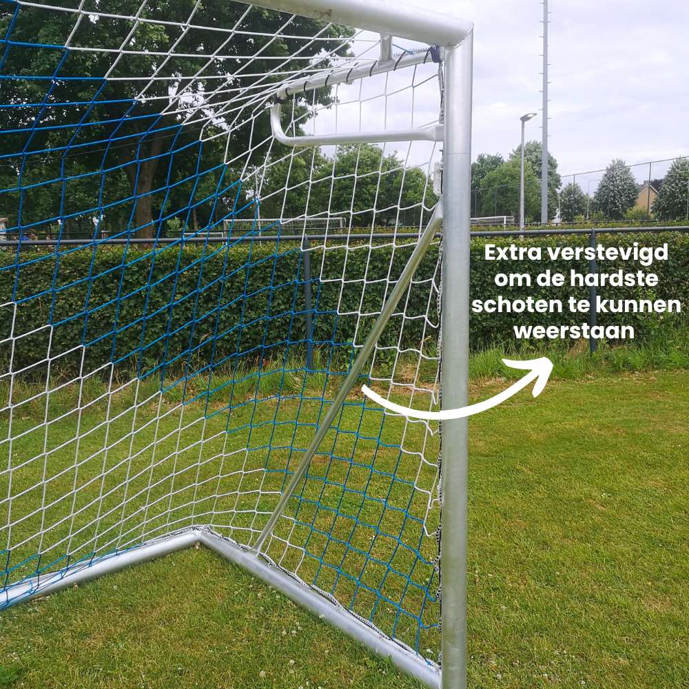 Verstevigd hoekdetail van het Calzio Champion 500 aluminium voetbaldoel, ontworpen om harde schoten te weerstaan.