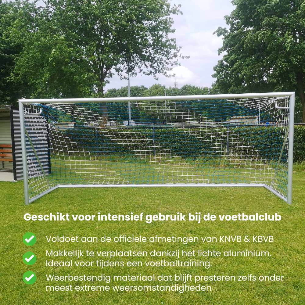 Aluminium Calzio Champion 500 voetbaldoel met blauw-wit doelnet, opgesteld op een voetbalveld; geschikt voor intensief clubgebruik.