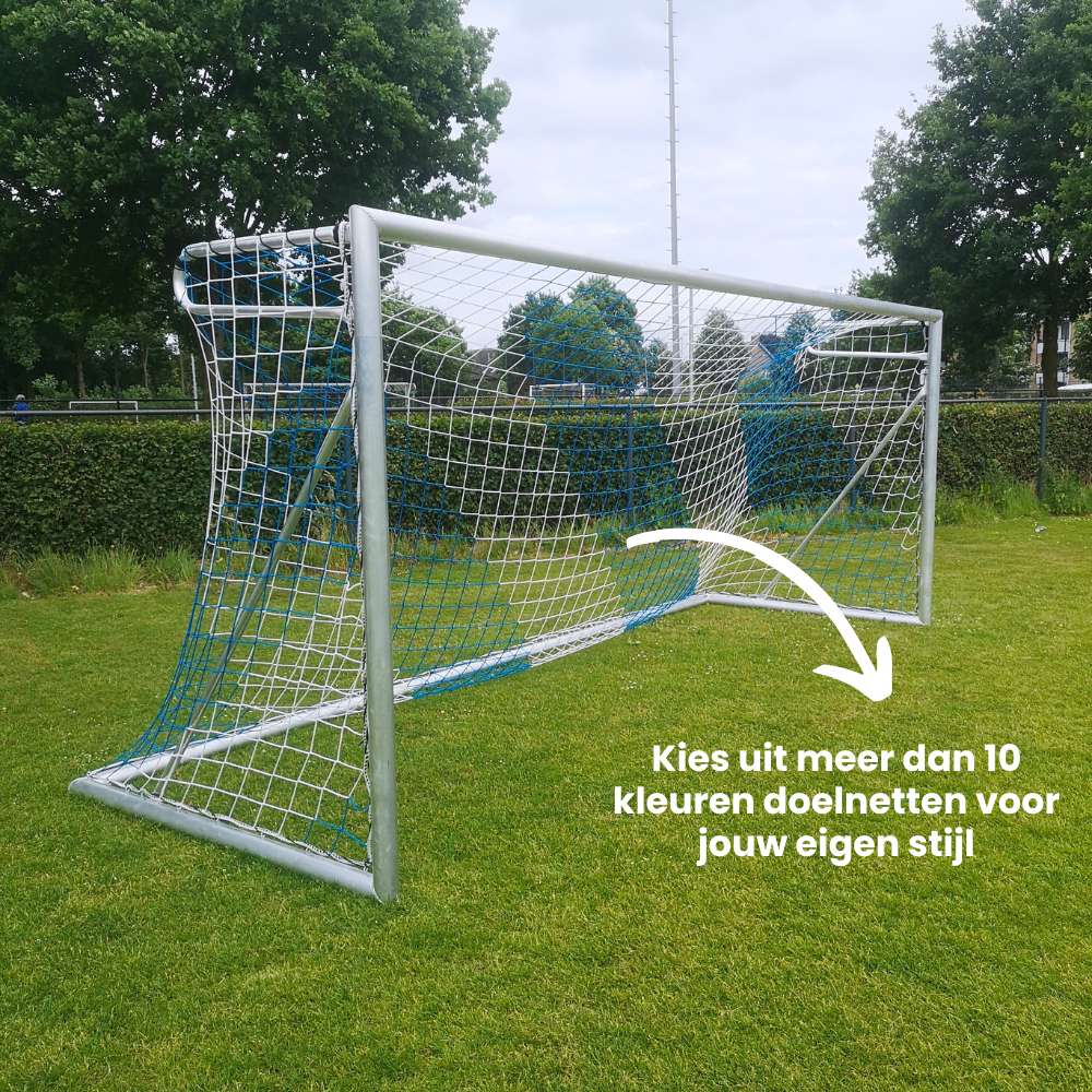 Zijkant van het Calzio Champion 500 voetbaldoel met aluminium frame en blauw-wit net – beschikbaar in meer dan 10 netkleuren.