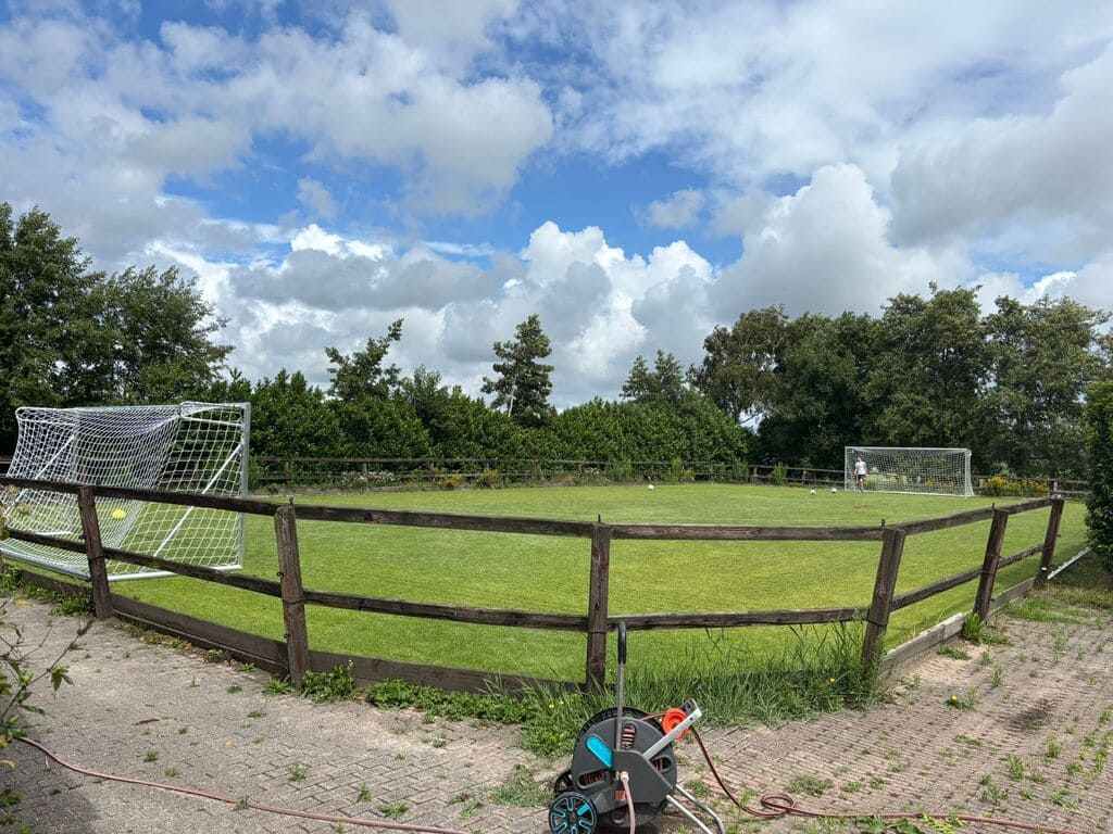 Twee Calzio Champion 500 voetbaldoelen op een veld in de achtertuin