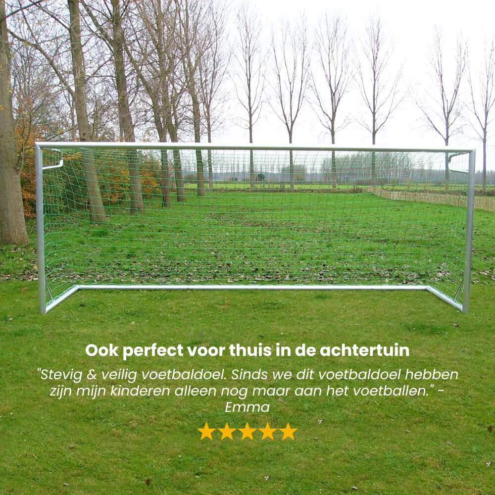 Aluminium Calzio Champion 500 voetbaldoel in een groene tuin, met positieve klantreview over stevigheid en veiligheid voor kinderen.